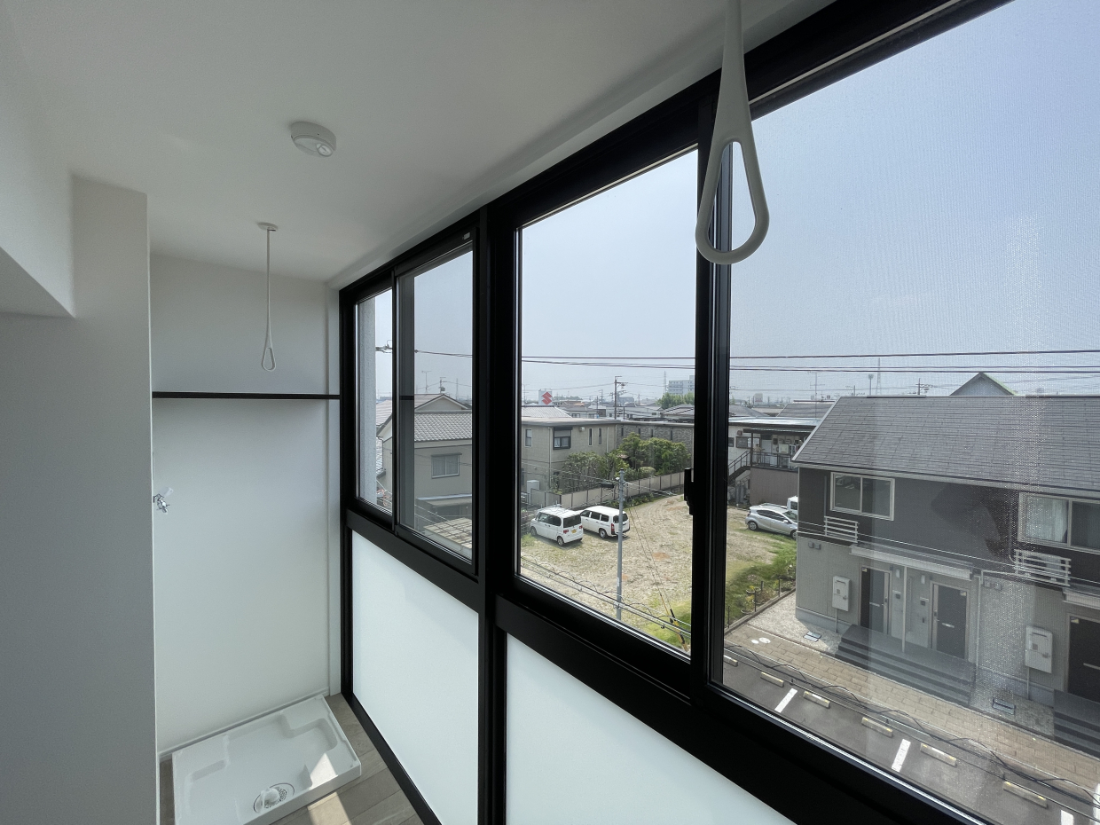 インナーバルコニーにはサンサンと光が入り、洗濯物も早く乾きそう