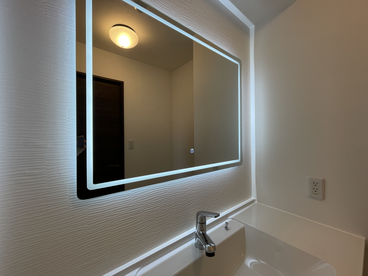 ライトのついた女優ミラーでメイク時もテンション爆上げ