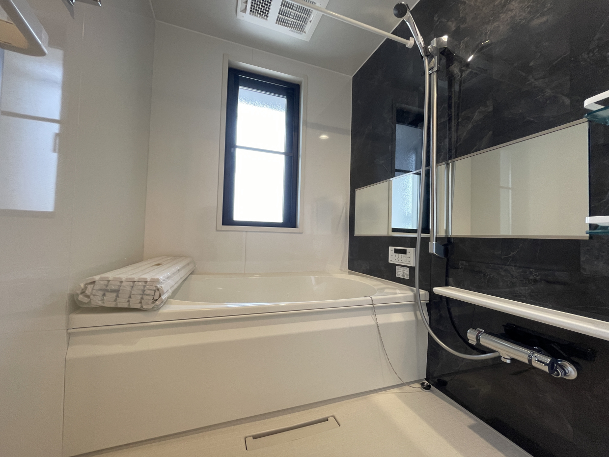 バスルームは浴室乾燥機付きでピカピカ