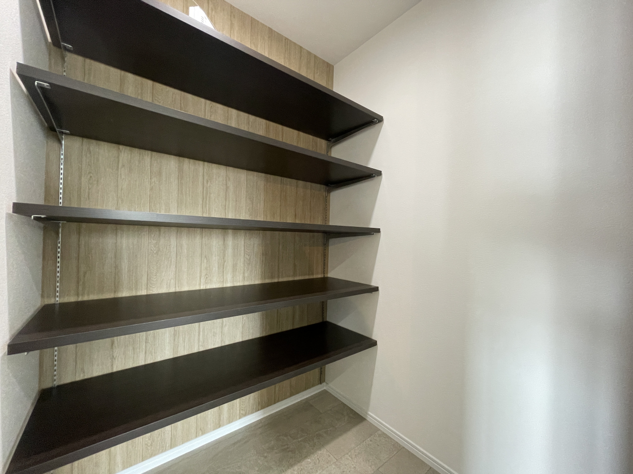 LDKの収納スペースは棚付きで広々しています