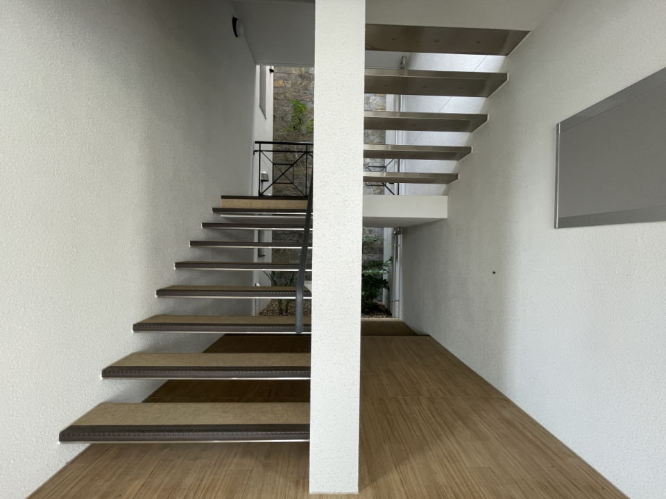 外階段は段差がスリットなタイプになっていてここまでおしゃれ