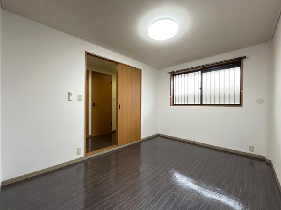 もう一つの洋室です