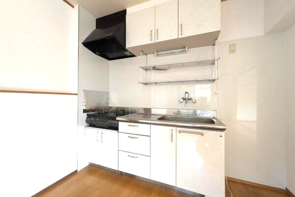 ホワイトキッチンガスコンロが設置されています