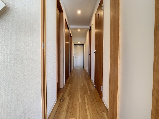 玄関にまっすぐに伸びる廊下