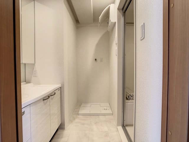 白くて清潔感ある脱衣洗面所