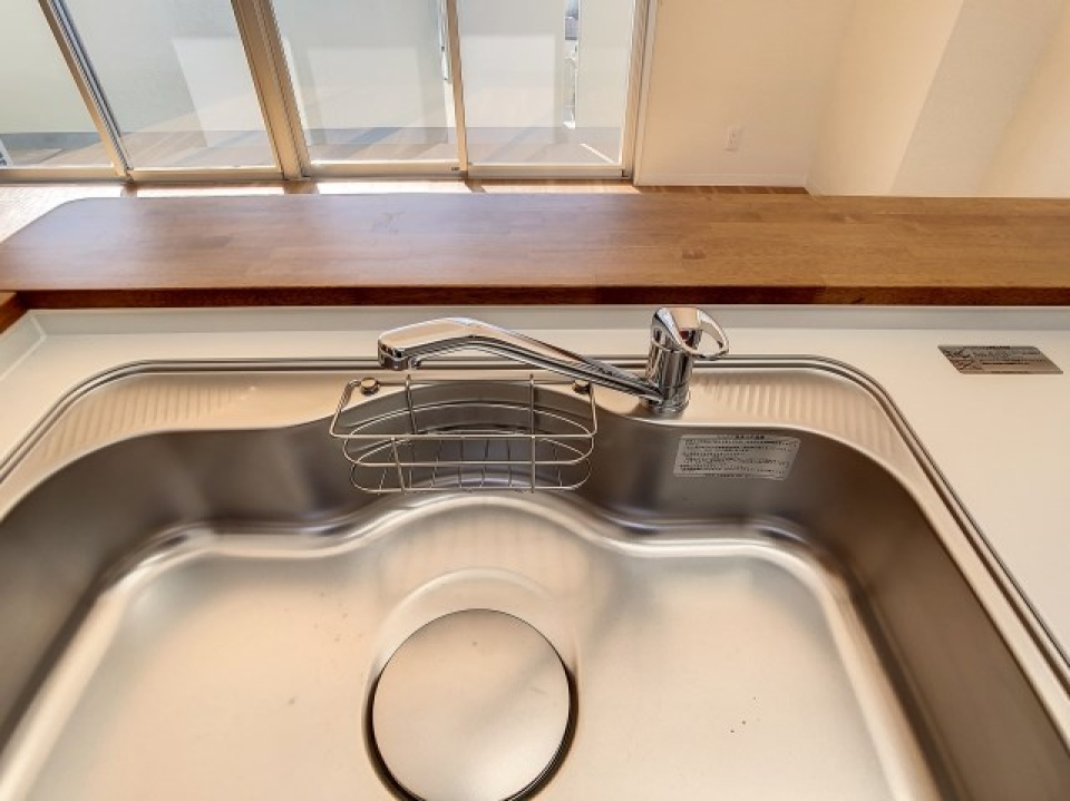 大きなシンク。スポンジ置き付き