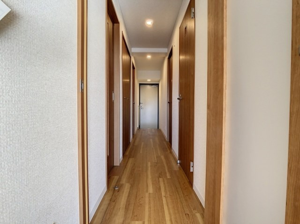 玄関にまっすぐに伸びる廊下