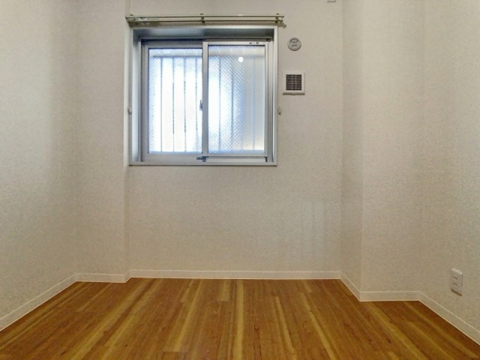 4帖の洋室。こちらは収納なしです