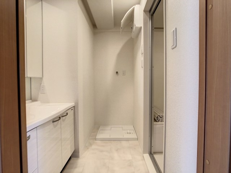 白くて清潔感ある脱衣洗面所