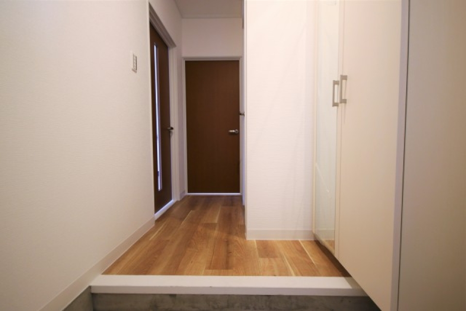 シューズボックス＆鏡付きの玄関。