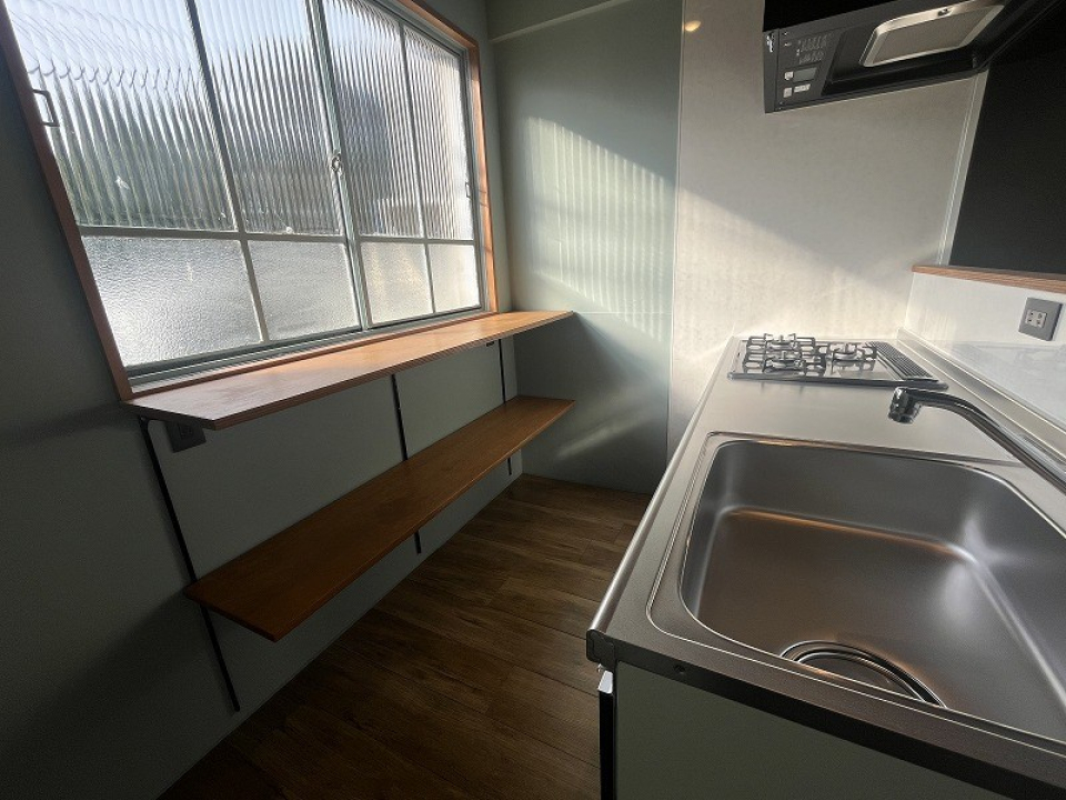 キッチン背面の棚も便利