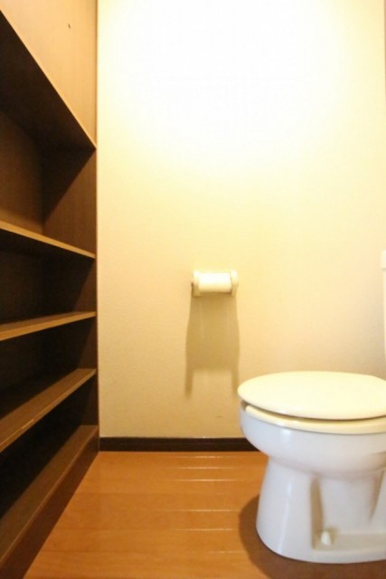 白&times;茶で落ち着きのあるトイレ。