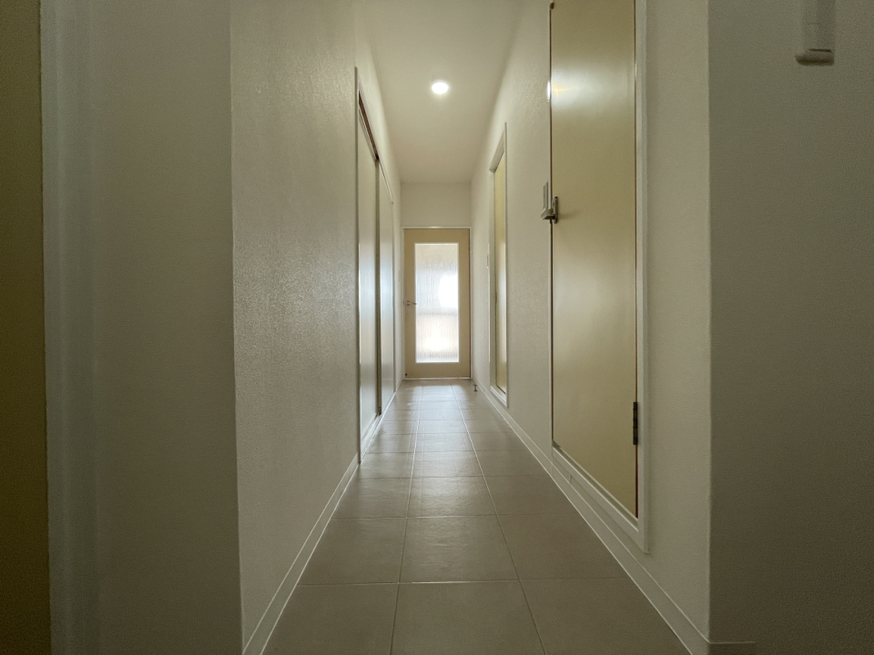 ホワイトベースの廊下でかわいい