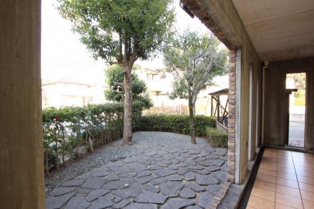 廊下に面して石畳のスペースがある。