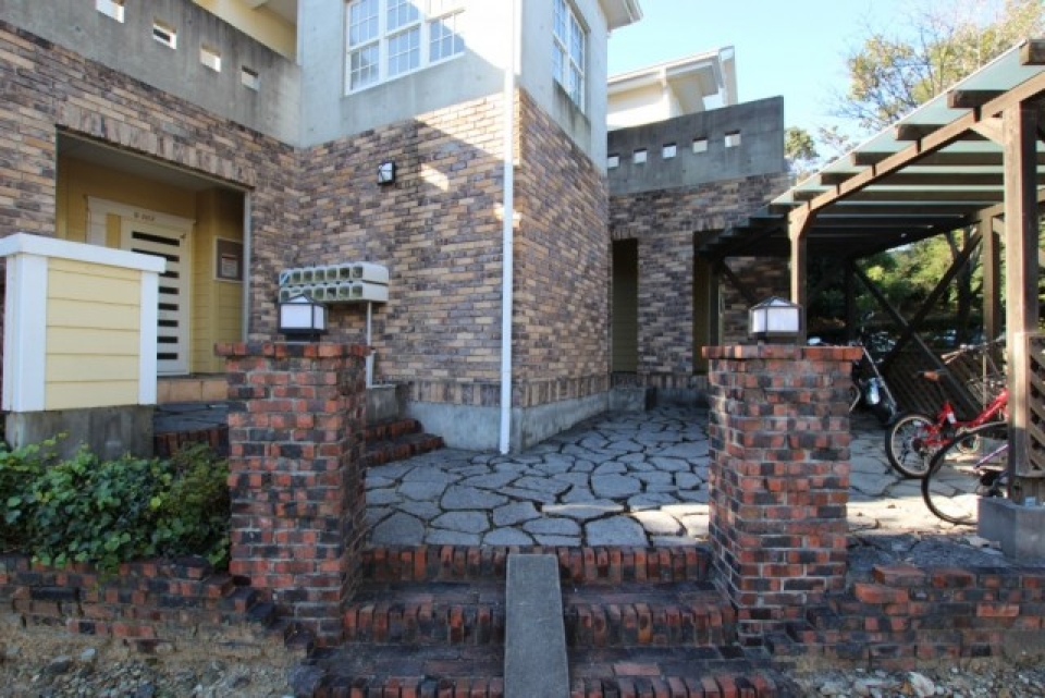 建物エントランス付近。