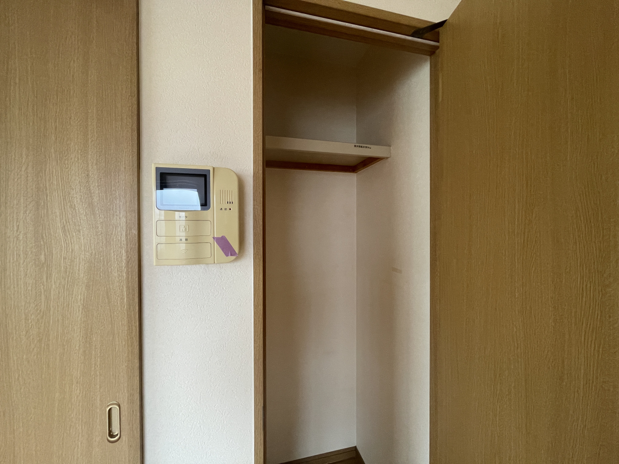 キッチン横の収納、TVインターホン付き