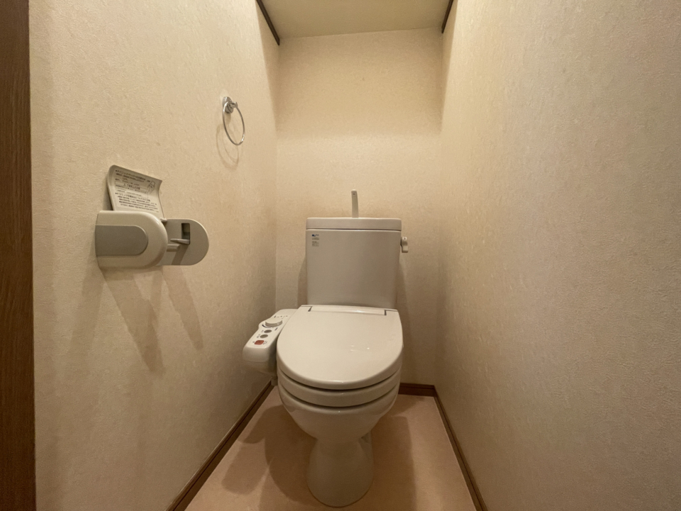 温水洗浄便座付きのトイレ