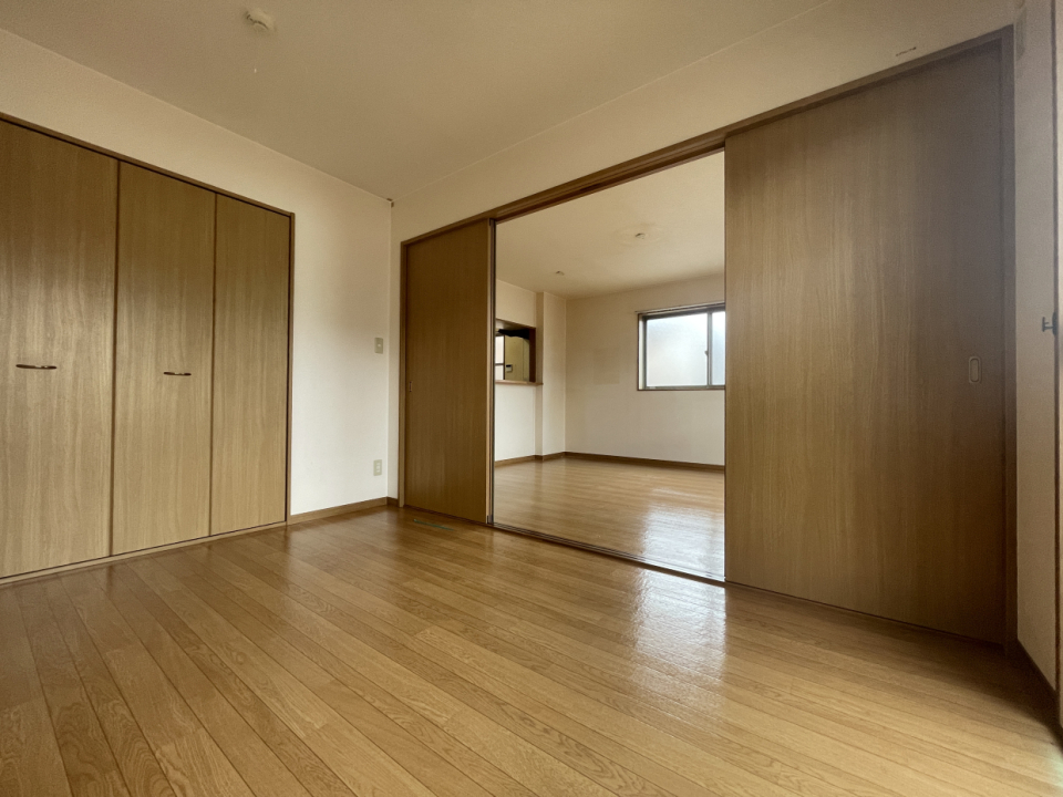 引き戸を開けると6帖の洋室