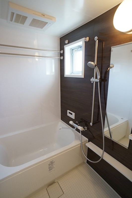 浴室乾燥付きの綺麗なバスルーム