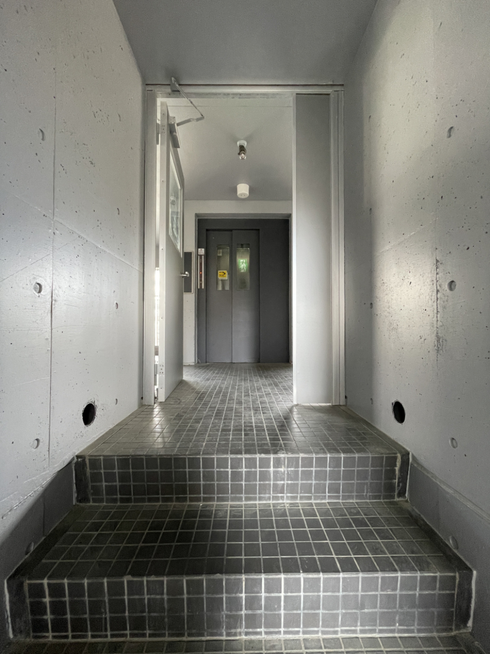 階段でエレベーターホールへ