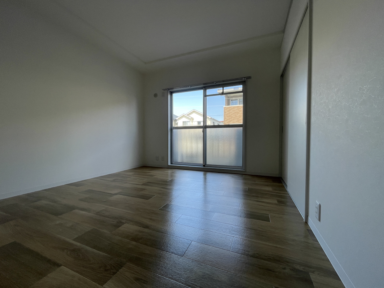 こちらはもう一部屋6.5帖(サービスバルコニー付き)