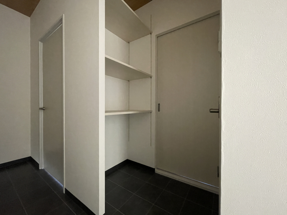 洗面スペース手前の収納が充実！！