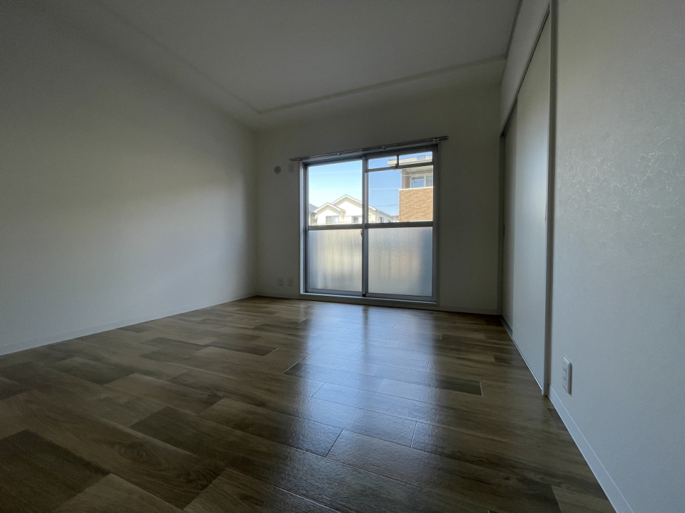 こちらはもう一部屋6.5帖(サービスバルコニー付き)