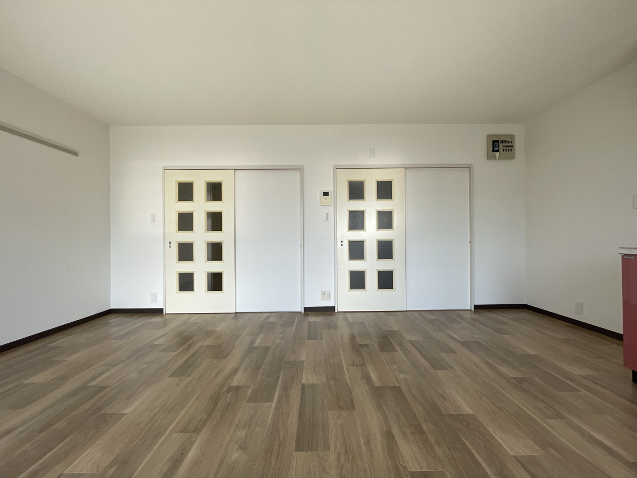 どちらの扉からも廊下へ出られます、なんかおもしろい