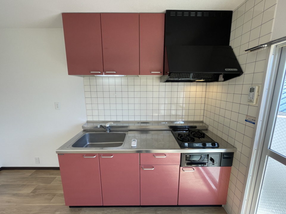 このピンクのキッチンがこのお部屋の顔！恋したくなる