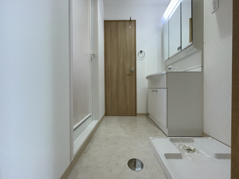 ゆとりのある広さ、室内洗濯機置場は隣に