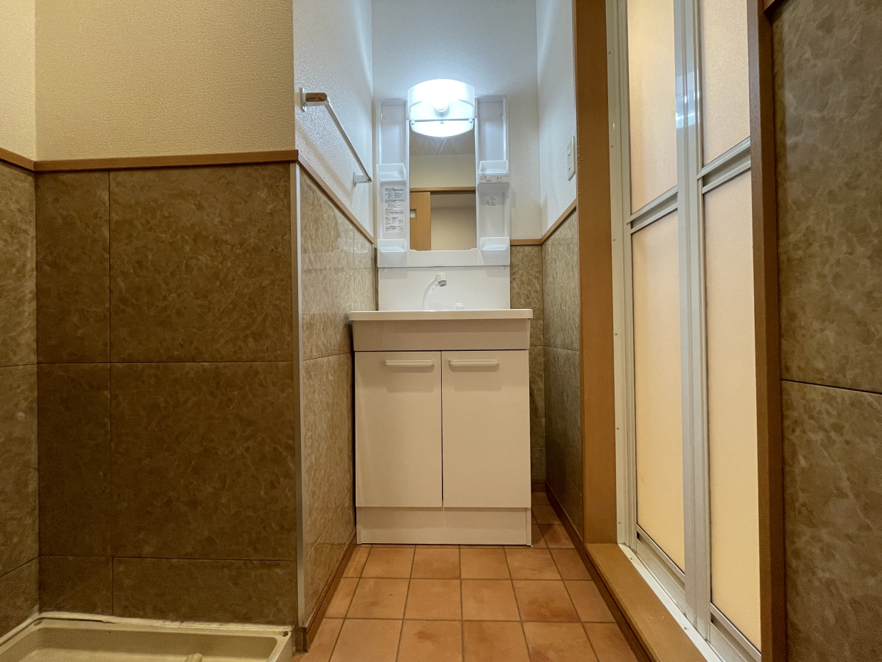 洗面スペース、タイルの壁で高級感があります