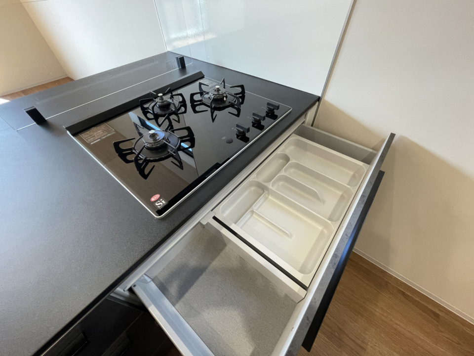 3口ガスコンロに加え、食器洗浄機付き