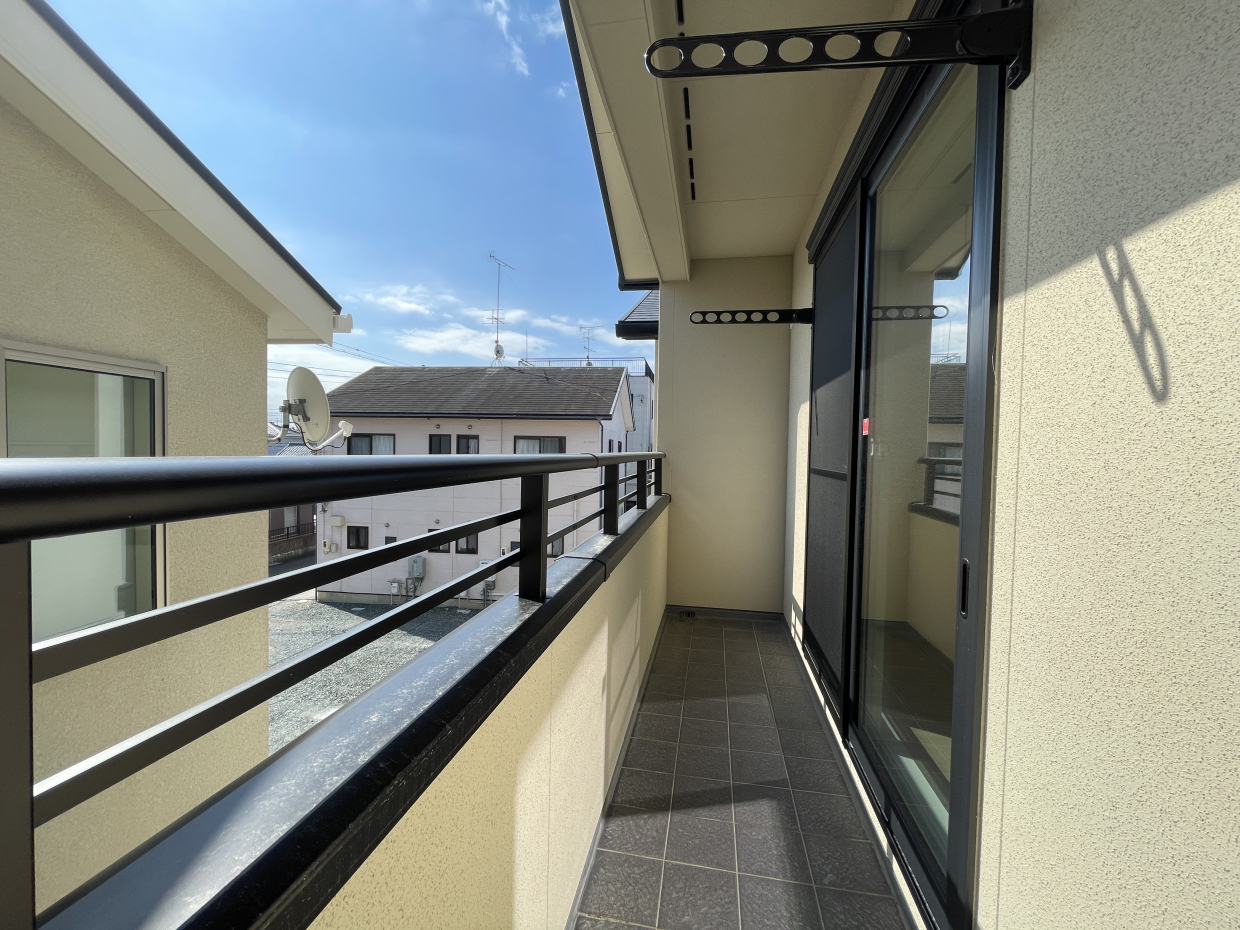 こちらのバルコニーは広めです！