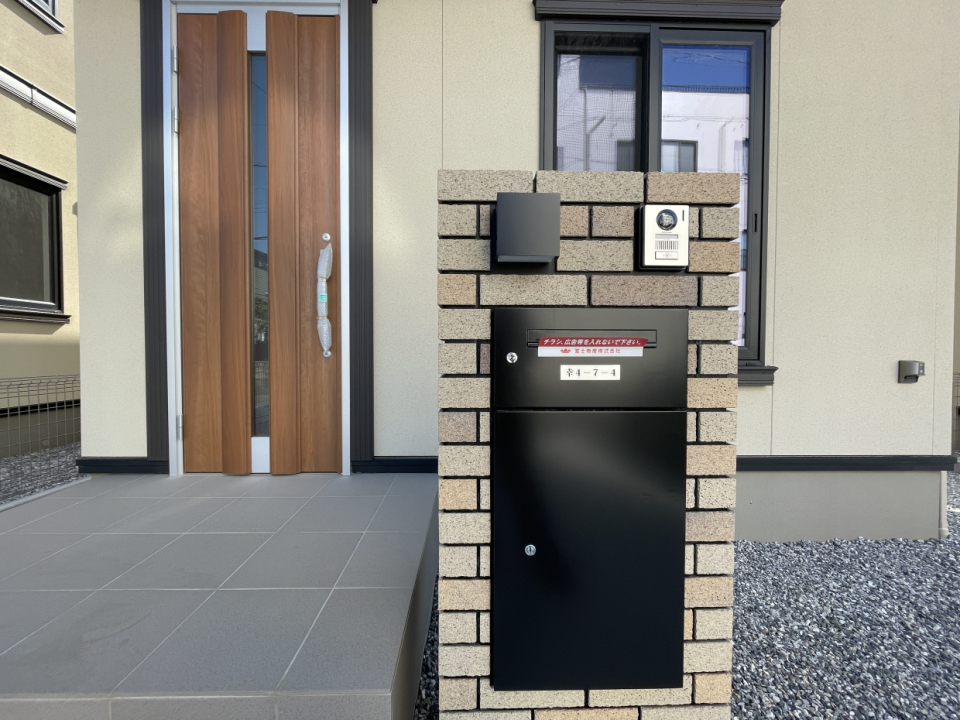 宅配BOX、TVインターホン付きです