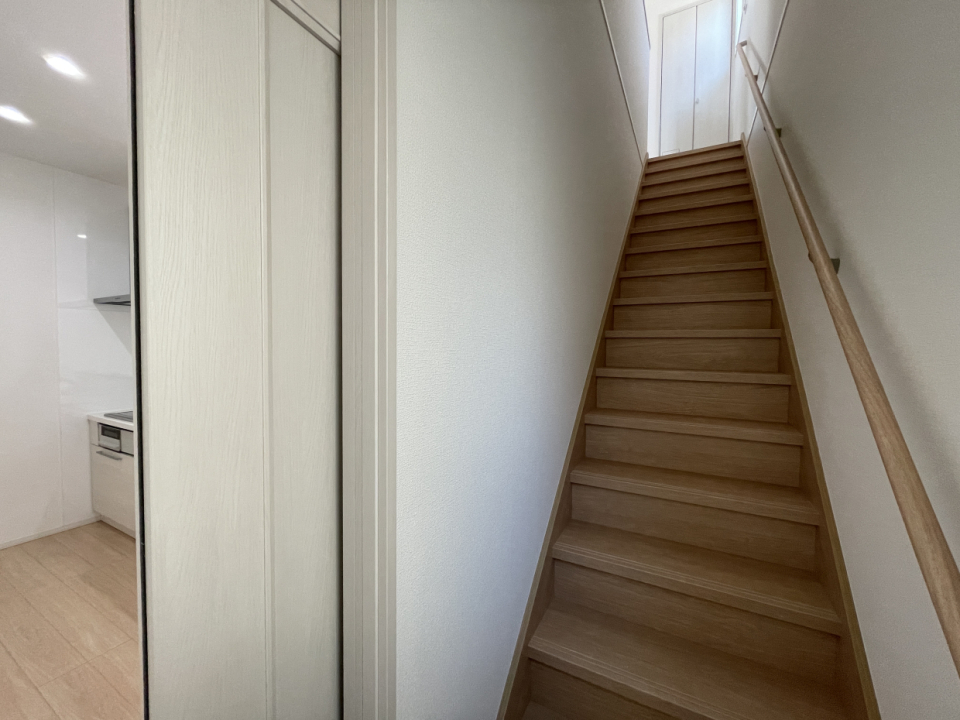 階段、手すりが付いています◎
