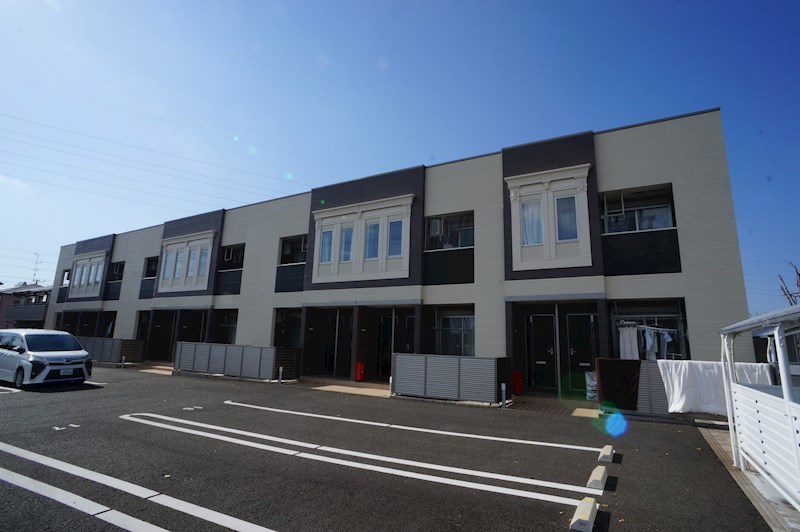 黒&times;白の建物外観が今っぽくておしゃれ