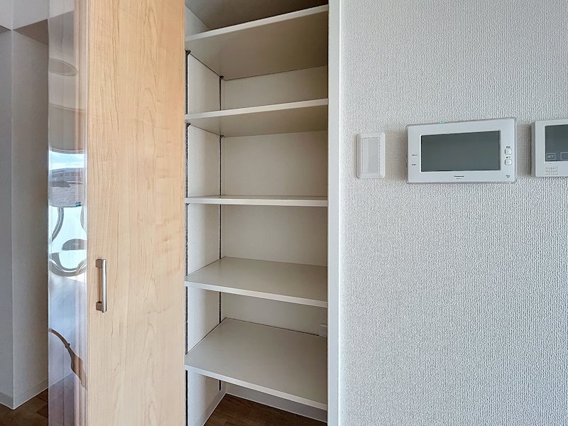 細かい仕切りが付いた収納スペースもあります