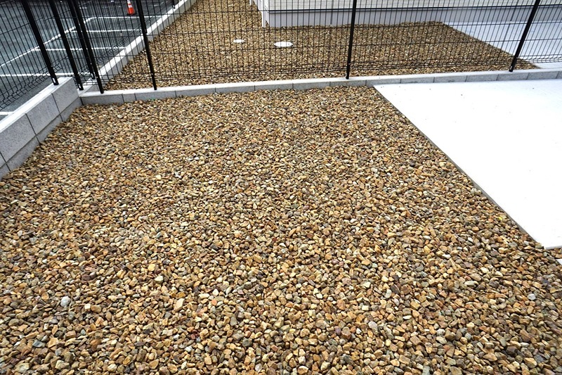 砂利のお庭スペースはペットがいる家庭には助かります