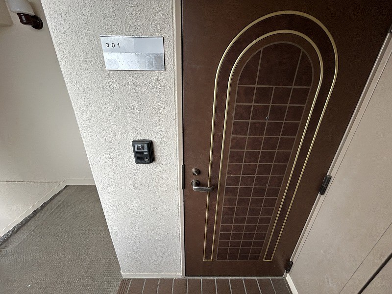 外から見た玄関のようす