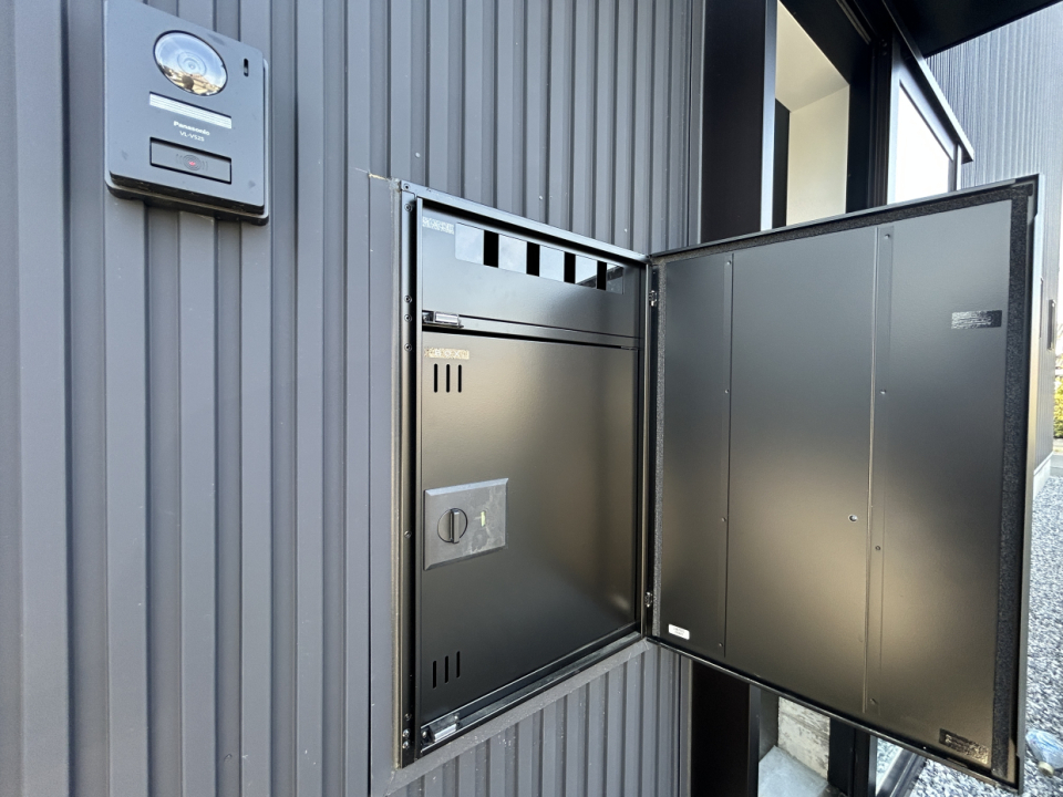 宅配ボックスもオシャレなタイプ。