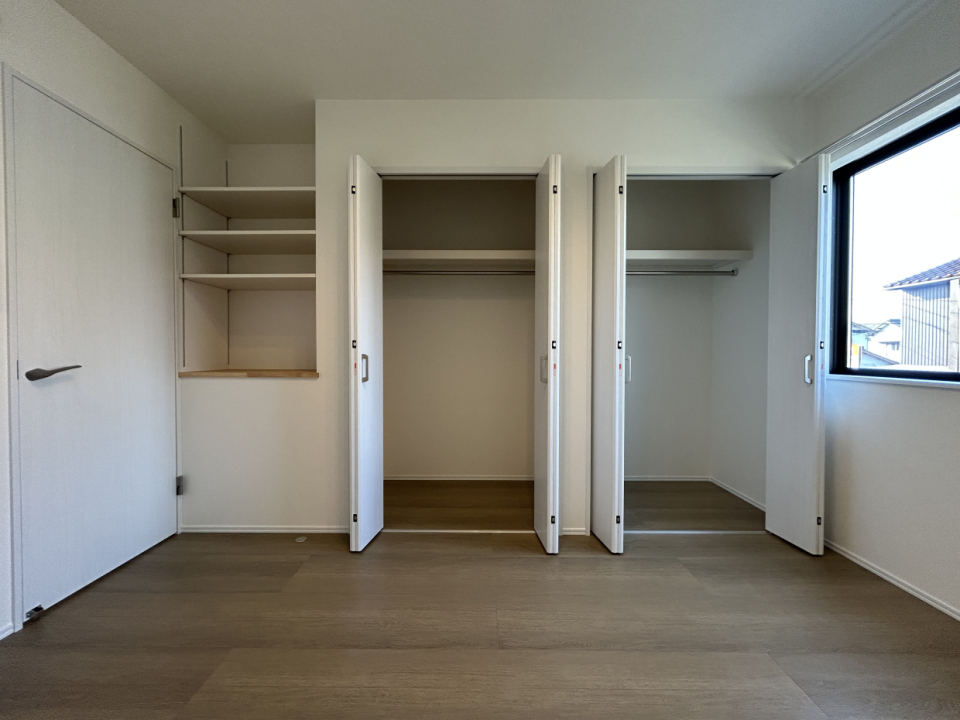 120㎝のクローゼットが2つ。1人暮らしには十分。