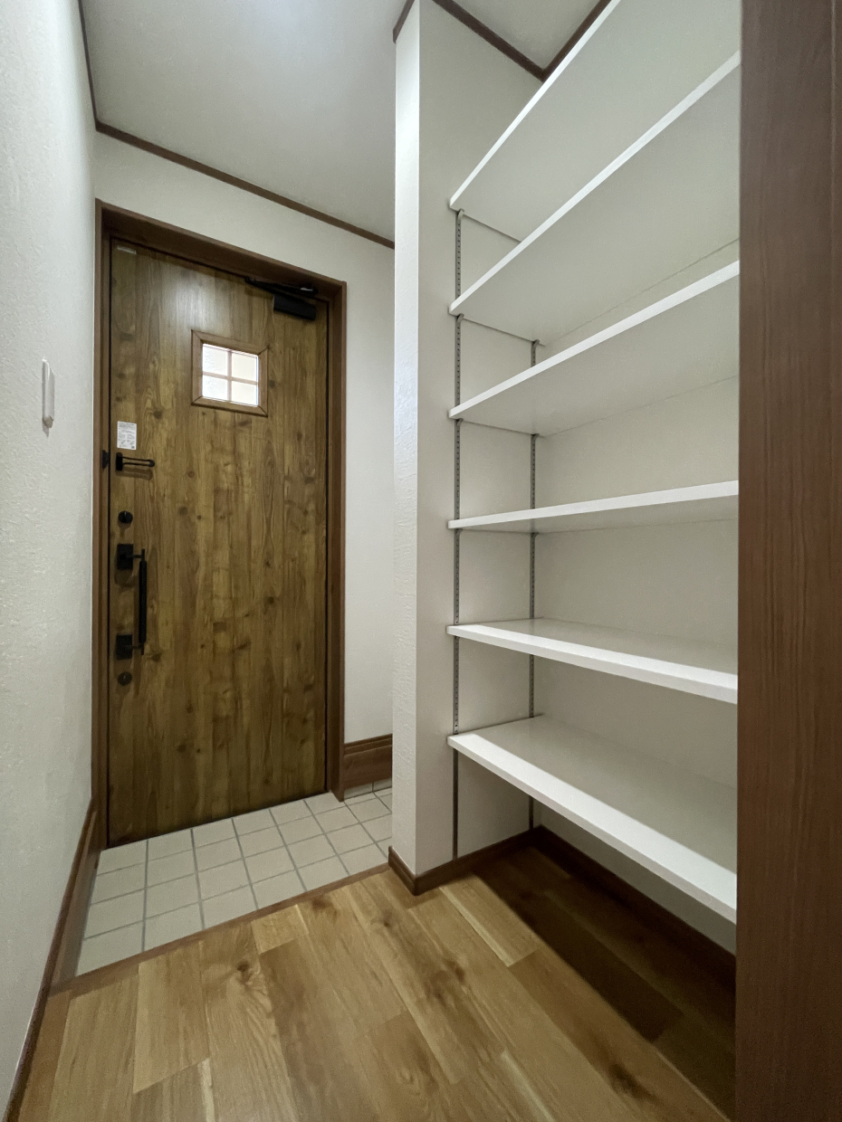 玄関にオープンな可動棚！