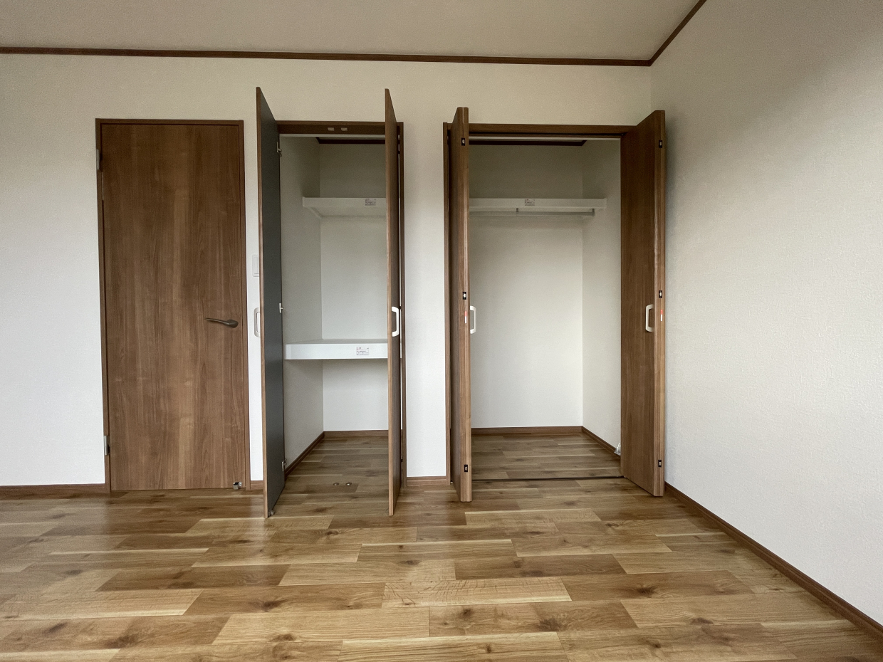 収納 左が幅70㎝　右が幅120㎝で、奥行き80㎝のサイズ。