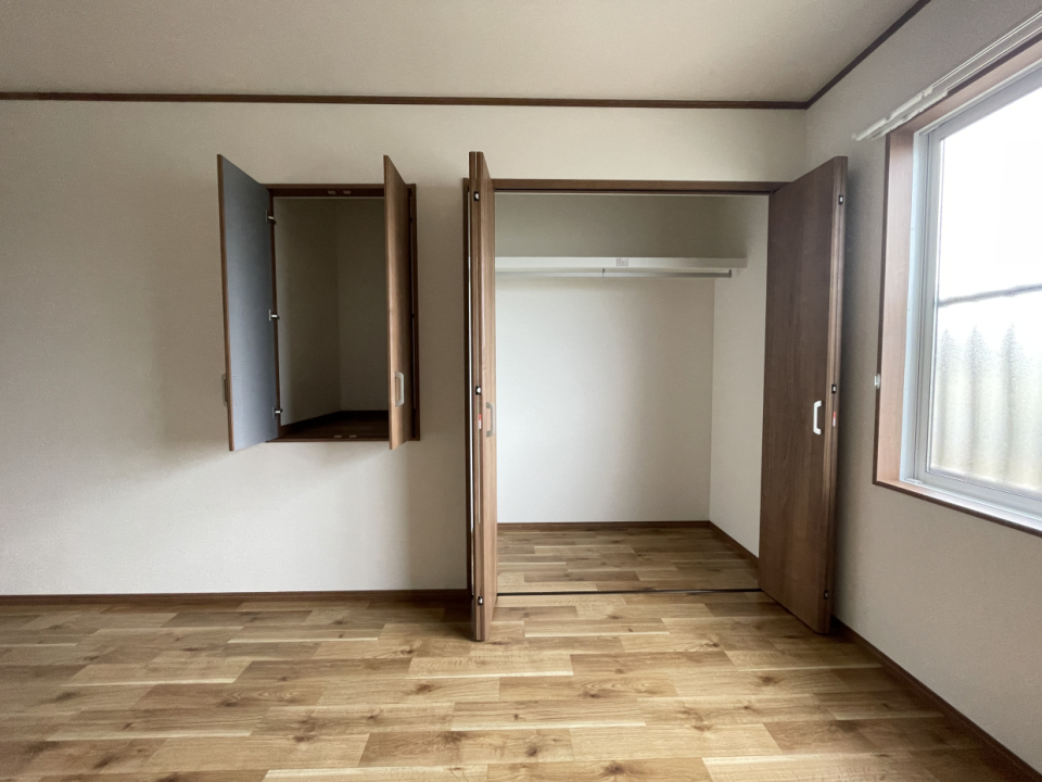 収納は左が幅70㎝　右が幅160㎝で、奥行き80㎝の大きめサイズ。