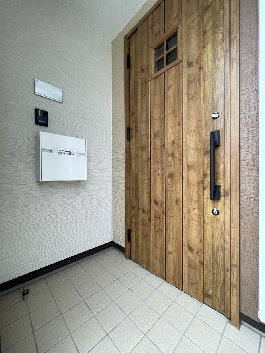 ウッディな玄関扉。