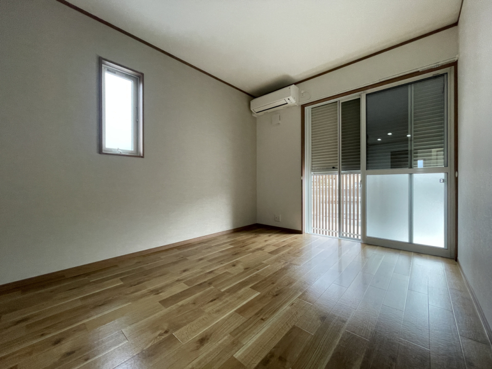 1階の掃き出し窓はシャッター付き。