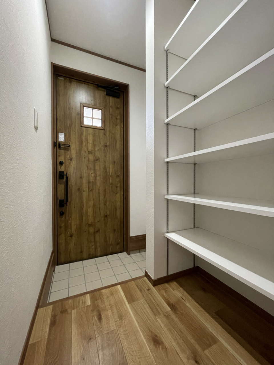 玄関は可動棚で好きなように収納できます。