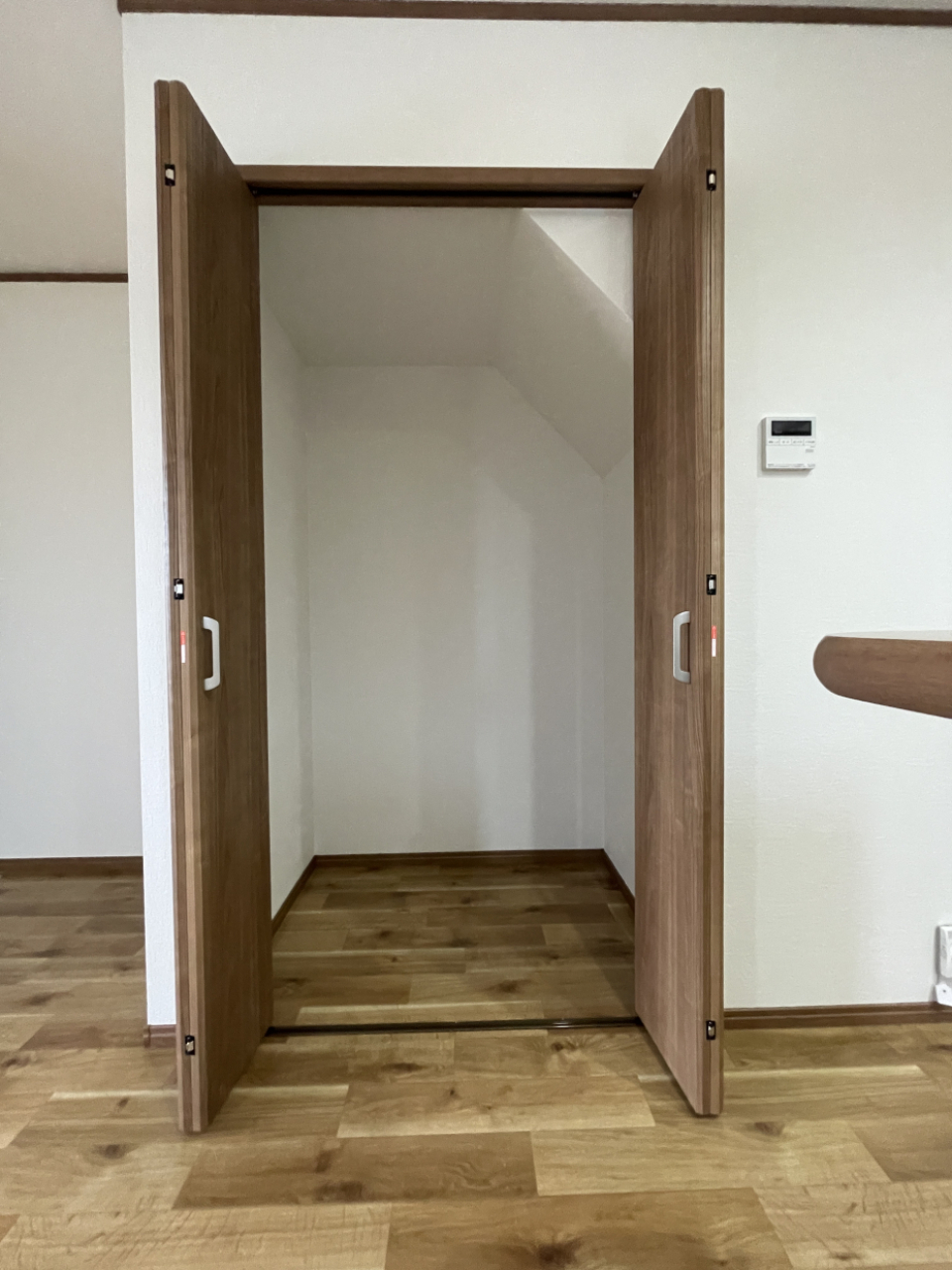 階段下を利用した収納。