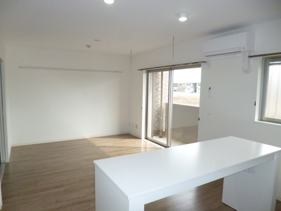 このキッチン前の白いカウンターが便利！