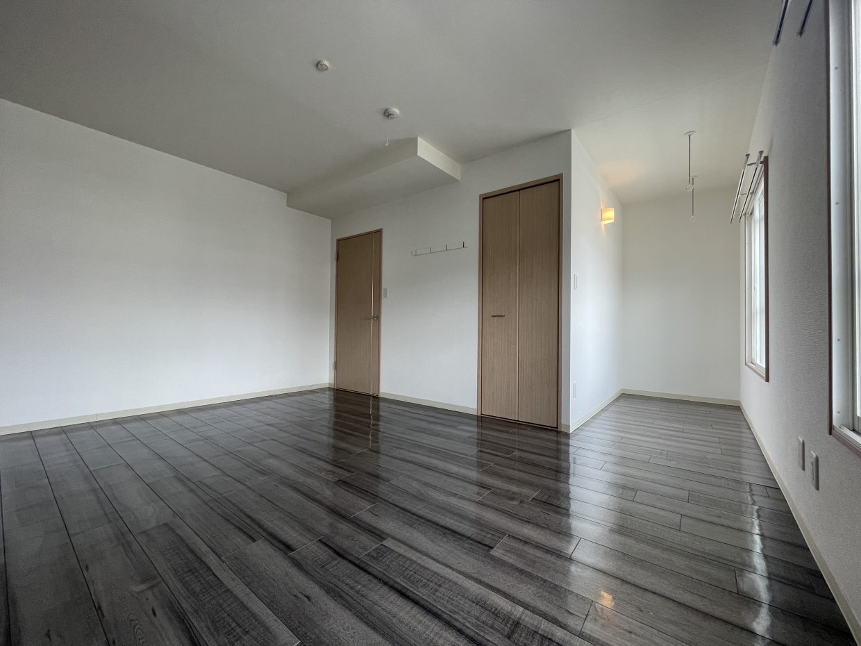 こちらは11.2帖の洋室